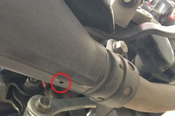 Bukan Cacat Produksi, Lubang Kecil di Bawah Knalpot Motor Fungsinya Penting