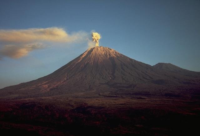 Gunung Semeru Kembali Aktif: 4 Kali Erupsi dalam Satu Hari